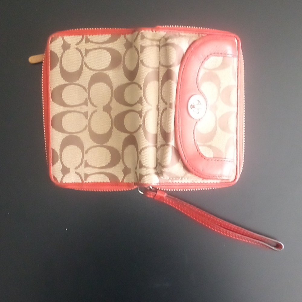 Coach - Picture 3 of 4